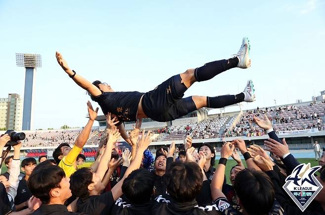 ▲ 경기 후 선수들의 헹가레를 받는 박주호. ⓒ한국프로축구연맹