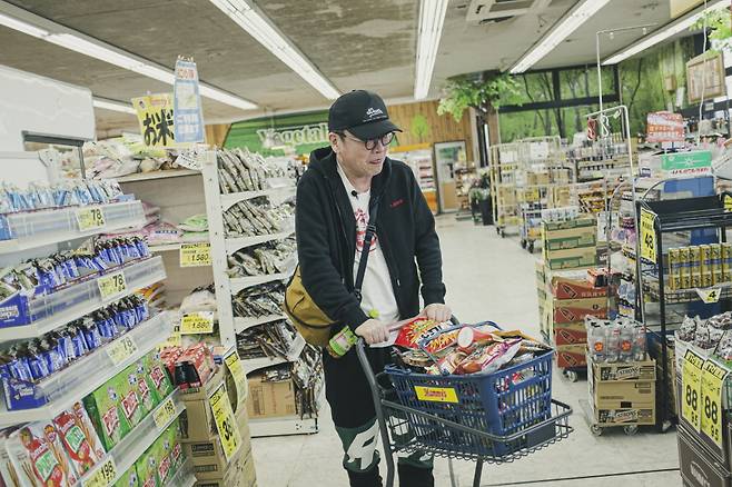 민박집으로 향하기 전, 저녁으로먹을 술과 안주를 잔뜩 샀다