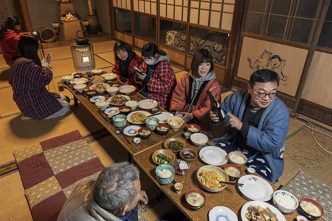 민숙집에 놀러 온 일본 대학생들과 함께 맛있는 저녁을 먹었다