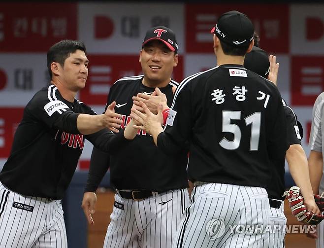 LG, 9대1 승리 (서울=연합뉴스) 이지은 기자 = 6일 오후 서울 구로구 고척스카이돔에서 열린 프로야구 LG와 키움의 경기. 9대1로 이긴 LG 오지환(왼쪽)과 김현수가 선수들과 자축하고 있다. 2023.6.6 jieunlee@yna.co.kr
