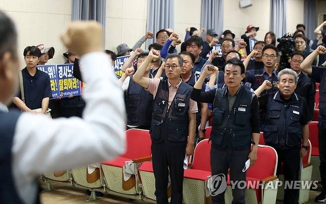 광양에서 열린 한국노총 긴급 중앙집행위원회 (광양=연합뉴스) 조남수 기자 = 7일 오후 전남 광양시 중동 한국노총 전남 광양지역지부 회의실에서 한국노총 김동명 위원장과 참석 위원들이 한국경제사회노동위원회(경사노위) 불참ㆍ탈퇴 여부를 논의하는 긴급 중앙집행위원회를 열고 있다. 2023.6.7 iso64@yna.co.kr