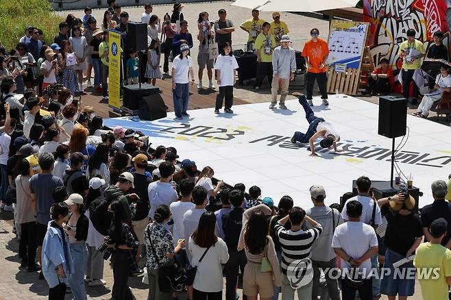 페스티벌 공연을 즐기는 관객들 [연합뉴스 자료사진]