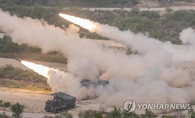 사격 시범 보이는 MLRS (포천=연합뉴스) 7일 경기 포천시 승진과학화훈련장에서 열린 2023 연합·화동 화력 격멸훈련에서 MLRS가 사격 시범을 보이고 있다. 2023.6.7 [사진공동취재단] photo@yna.co.kr
