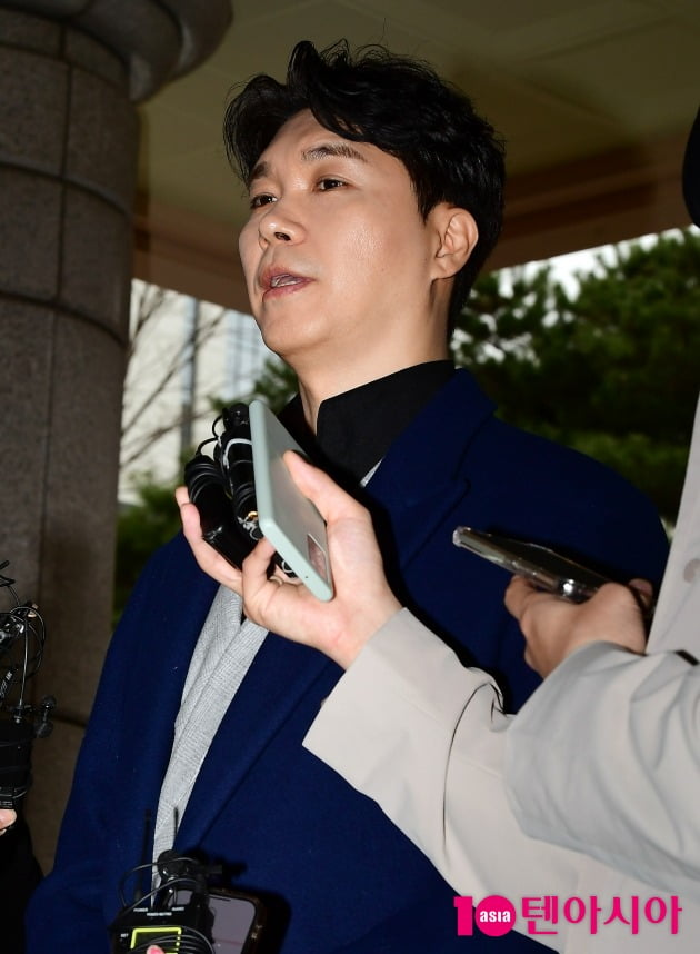 It has been alleged that Brother Park, who was put on trial for seizure of TV broadcaster Park Soo-hong (53)s appearance fee and down payment, tried to cajole the tax accountant.Questions were also raised about the grounds for the rebuttal by Brothers side The Attorney, citing Park Soo-hongs privacy issues, and a question that was far from the contents of the trial.Parks trial was held on the 7th at the 11th hearing of the Seoul Western District Court Criminal Settlement. Taxpayers A, B, and Park Soo-hongs former manager C attended the trial as Innocent Witness.Mr. A and Mr. B have been working for Park Soo-hongs Rael and Media Boom for 10 years.Tax accountants A and B testified that Park intentionally tried to hide accounting data from Park Soo-hong. In particular, Mr. A said, In early 2020, Mr. Park called and said, Park Soo-hong is crazy about his girlfriend.I do not want to show you the accounting data, he said. I have only met Mr. Park for a while and I was so good that I did not doubt 1%. I really thought Park Soo-hong was crazy.I have had three meetings since then, but it was strange that there was a lot of disagreement with what Mr. Park said. Former manager C spoke about Park Soo-hongs usual payment habits, testimonial to whether Park Soo-hong was in an unknown situation regarding Brother Parks seizure.He also said that Park mostly took over related tasks.Parks first question was Does Park Soo-hong usually go to nightclubs often?In addition, Park Soo-hong asked a question about how to pay at a nightclub, and a question mark was raised because Innocent Witness asked for the wrong reason.Currently, Park runs two entertainment agencies for about 10 years and is charged with seizure of 6.2 billion won including Park Soo-hongs performance fee (seizure under the specific economic crime punishment law).Prosecutors believe that Park illegally siphoned 1.17 billion won from 2011 to 2021 for the purpose of purchasing real estate, 90 million won for unauthorized use of other funds, 90 million won for credit card use by agencies, 2.9 billion won for unauthorized withdrawal of personal accounts of plaintiffs, and 1.9 billion won for the method of remittance of salaries using H ⁇  Wi employee registration.Mr. Park acknowledged some charges. However, most of the charges, such as the use of corporate cards and the payment of employee salaries for H ⁇  Wi, are denied.The trial was the sixth trial of the Brother seizure charge.There is also a criticism that Park Soo-hongs private life was scratched as a basis for refuting the seizure charges.Park Soo-hong, Kim Dae-ye Couples lawyer, The Attorney, said, Brother seems to be emotionally dealing with the case now, after watching the trial.The Attorney usually acts to reflect the needs of the client, he said. The attitude of the opposition Newspaper and the attitude in the question reveals an emotional situation.