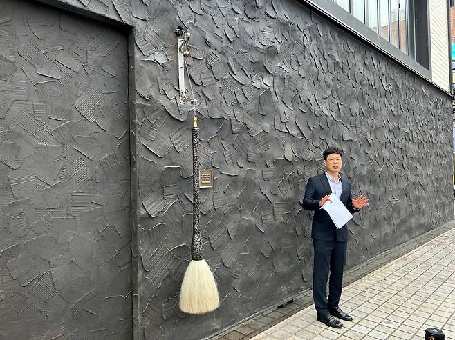 진상범 교촌 특수사업본부장이 교촌필방 매장만의 특징을 설명하고 있다 /사진=이용준 기자