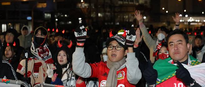 20세 이하(U-20) 대표팀의 승리를 기원하는 붉은 함성이 9일 새벽 광화문 광장에 울려 퍼진다. 사진은 2022 카타르 월드컵 당시 광화문 거리응원 모습. 사진=뉴시스