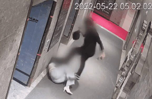 ‘부산 돌려차기’ 사건 가해자 이씨의 범행 장면이 담긴 CCTV 영상.(사진=JTBC)