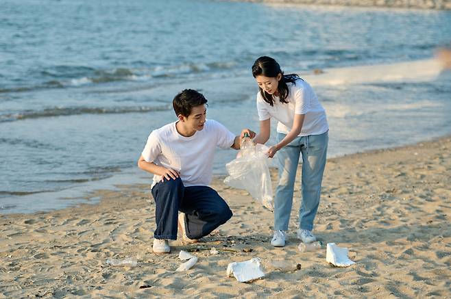 최근에는 바닷가에 쓰레기를 버리지 않는 것을 넘어 버려진 쓰레기를 줍는 '비치코밍(Beach combing)'이 떠오르고 있다. [사진=게티이미지뱅크]