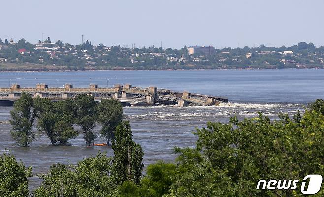 6일(현지시간) 우크라이나 남부 헤르손주(州)의 카호프카댐이 폭발과 함께 무너져 피해가 커지고 있다. 사진은 붕괴된 카호우카댐의 모습. 2023.06.07/ ⓒ 로이터=뉴스1 ⓒ News1 박재하 기자