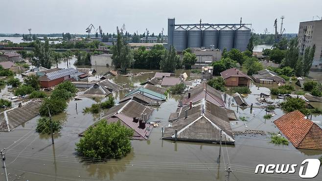 6일 우크라이나 카호우카 댐이 폭파되면서 7일 인근 헤르손 지역에 대홍수가 발생했다. ⓒ 로이터=뉴스1 ⓒ News1 박형기