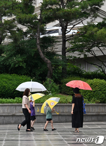 현충일인 6일 오후 서울 용산역에서 우산을 쓴 시민들이 걷고 있다. 2023.6.6/뉴스1 ⓒ News1 구윤성 기자