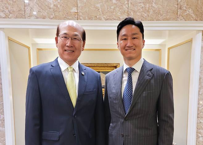 정기선 HD한국조선해양 사장(오른쪽)과 임기택 국제해사기구(IMO) 사무총장이 노르시핑 기간 중 만나 친환경·디지털 등 글로벌 조선 및 해운업계의 주요 현안에 대해 논의했다.(HD한국조선해양 제공)