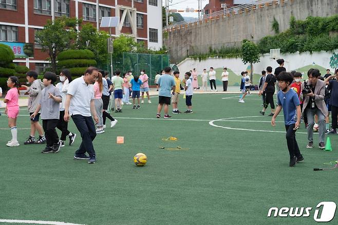 8일 오전 하윤수 부산시교육감이 사하구 승학초등학교에서 진행된 아침체인지 활동에 참여해 학생들과 운동을 하고 있다(부산시교육청 제공)