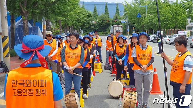 8일 경기 안산에서 경남 창원을 찾은 금속노조 한국와이퍼분회 조합원 40 여 명이 덴소의 불법 대체 생산을 규탄하고 있다. 2023.6.8. ⓒ 뉴스1 박민석 기자