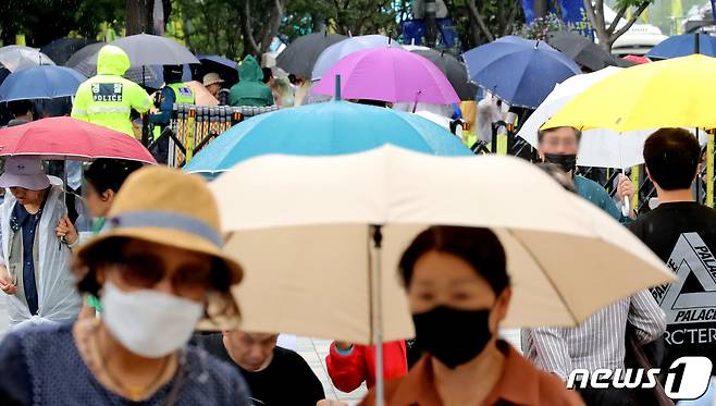 전국 곳곳에 비가 내린 8일 오후 서울 중구 세종대로에서 우산을 쓴 시민들이 걸음을 재촉하고 있다. 2023.6.8/뉴스1 ⓒ News1 장수영 기자