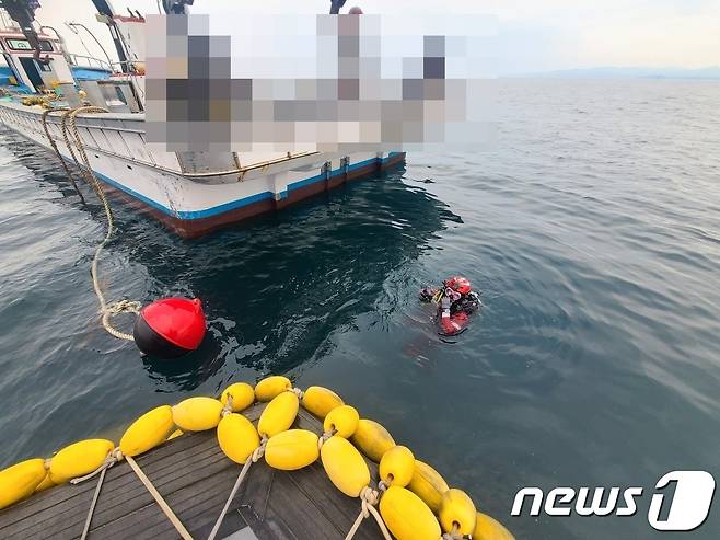 어선 프로펠러에 부유물 제거하기 위해 잠수하는 속초해경대원.(속초해경 제공)