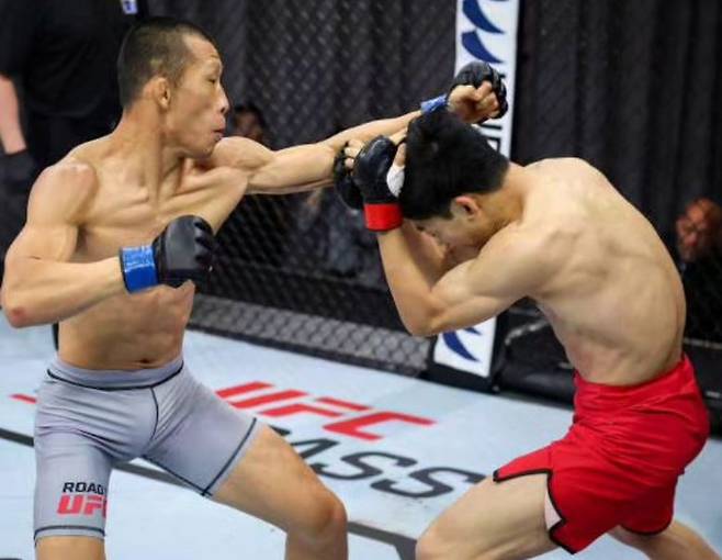 UDT 출신 종합격투기 선수 김상욱(왼쪽)이 지난달 28일(한국시간) 중국 UFC 퍼포먼스 인스티튜트 상하이에서 열린 ‘로드 투 UFC 시즌 2’ 대회 라이트급 경기에서 마루야마 카즈마(30·일본)에 펀치를 날리고 있다. 출처 | 김상욱 채널