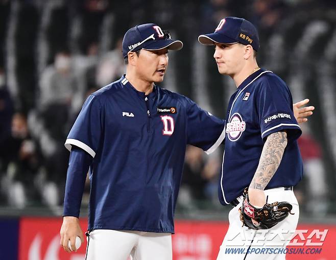 11일 부산 사직야구장에서 KBO리그 롯데와 두산의 경기가 열렸다. 6회 무사 2, 3루에서 강판 당하고 있는 두산 선발 딜런. 부산=송정헌 기자songs@sportschosun.com/2023.05.11/