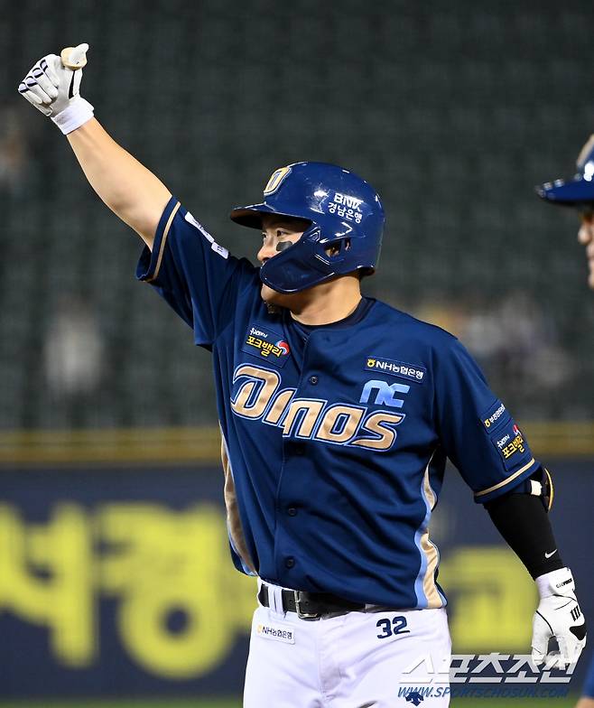 2023 KBO리그 NC 다이노스와 LG 트윈스의 경기가 2일 잠실야구장에서 열렸다. 8회초 1사 2,3루 NC 안중열이 2타점 적시타를 치고 환호하고 있다. 잠실=허상욱 기자wook@sportschosun.com/2023.06.02/
