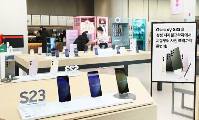 삼성 디지털프라자에 전시된 '갤럭시S23' 시리즈(사진=삼성전자)