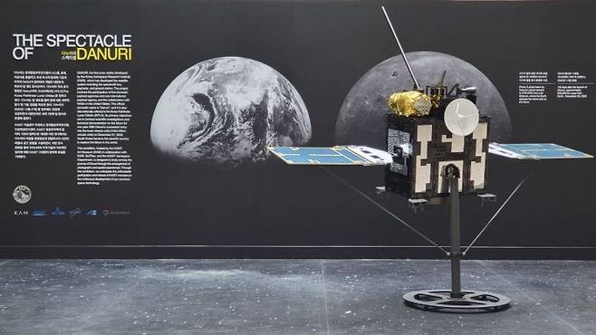 다누리의 스펙타클 전시 장면 입구. 카이스트가 대전 본원 창의학습관 로비에서 개최 중인 다누리의 스펙타클 전에 다누리가 지구와 달을 동시 촬영한 사진과 다누리 모형이 전시되어 있다. 사진출처=카이스트 제공