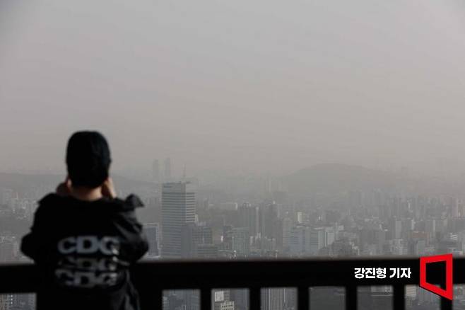 서울 전역에 미세먼지 경보가 발령된 12일 서울 남산에서 바라본 도심에 황사를 동반한 미세먼지에 싸여 있다. 사진=강진형 기자aymsdream@