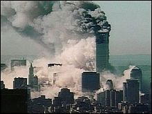 2001년 9월 11일 아침 미국 뉴욕의 세계무역센터 쌍둥이 빌딩이 알 카에다 테러리스트들이 조종하는 항공기의 공격을 받아 화염에 싸여 있는 모습. /조선일보db