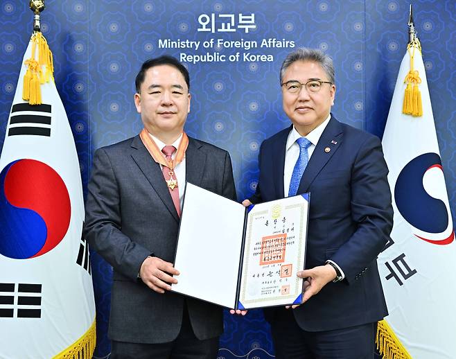 박진 외교부 장관(오른쪽)과 김형태 주우크라이나 한국 대사가 7일 외교부 청사에서 열린 '적극행정 유공포상 수여식'에서 기념 촬영을 하고 있다. /외교부