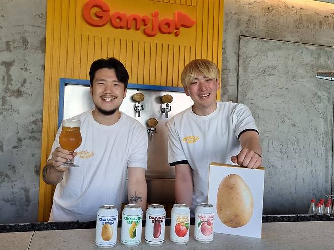 감자아일랜드의 김규현(사진 왼쪽), 안홍준 공동대표. 강원대 4학년 재학 중 창업강좌를 같이 수강한 게 계기가 돼, 지역 수제맥주 양조장을 창업했다. /박순욱 기자