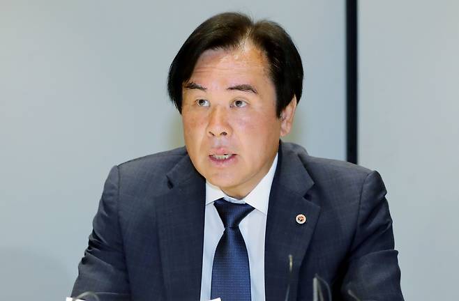 이광래 대한의사협회 인천광역시의사회장이 8일 열린 제10차 의료현안협의체에서 모두발언 하고 있다. /뉴스1