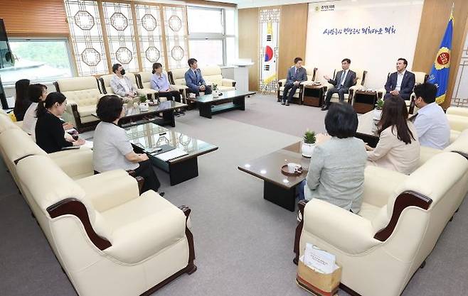 염종현 경기도의회 의장이 경기도한의사회 임원진과 이야기를 나누고 있다. ⓒ 경기도의회 제공