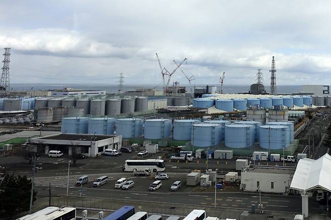 일본 후쿠시마 제1원자력발전소의 오염수 해양 방류가 초읽기에 들어간 가운데 이 원전에서 나온 오염수를 정화 처리한 채 담고 있는 
탱크 1000여 개의 모습. 2월 촬영된 사진이다. 도쿄전력은 후쿠시마현 내륙 도시 오쿠마에서 이 같은 보관 시설을 운영하고 
있다. 오쿠마=AP 뉴시스