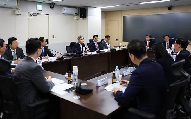 조태용 국가안보실장이 8일 용산 대통령실에서 교통분야 사이버공격 대비태세 점검회의를 주재하고 있다. 대통령실 제공