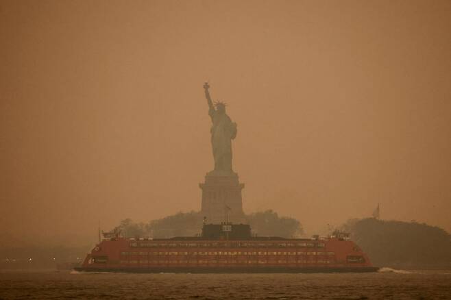 캐나다에서 번진 산불 연기 여파로 미국 뉴욕시 자유의 여신상 일대 대기가 뿌옇게 변해 있다. /사진=로이터뉴스1