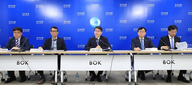 8일 서울 중구 한국은행에서 통화신용정책보고서(2023년 6월) 설명회가 열리고 있다. 왼쪽부터 이은석 동향분석팀장, 방홍기 정책기획부장, 이상형 부총재보, 홍경식 통화정책국장, 김병국 정책협력팀장. 사진=한국은행 제공