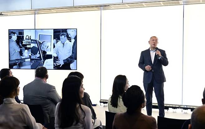 정의선 현대차그룹 회장이 지난 7일 서울 강남구 현대모터스튜디오 서울에서 열린 '포니의 시간' 전시 사전행사에 참석해 발표를 하고 있다. 현대차그룹 제공