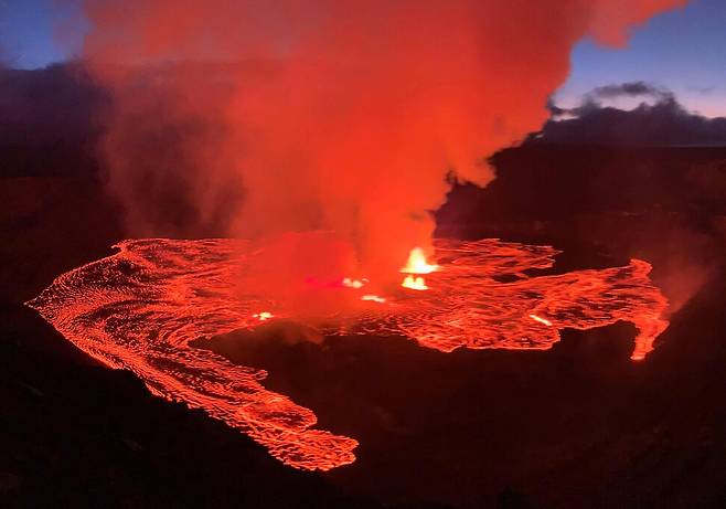 7일 미국 하와이 화산 국립공원의 폐쇄 구역 내 할레마우마우 정상 분화구에서 킬라우에아 화산이 폭발하여 용암이 흘러내리고 있다. AFP 연합뉴스