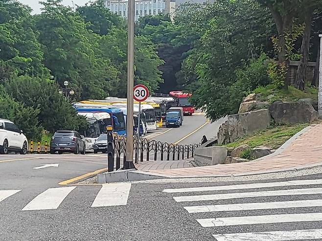 지난 6일 오후 4시께 인천시 미추홀구 도화동 옛 선인학원 부지. 통학로 곳곳에 전세버스가 주차돼 있다. 이승욱 기자