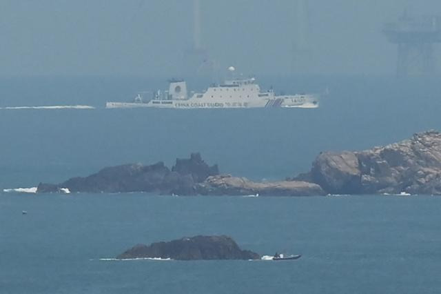 중국 해안경비정이 '대만 포위' 훈련 최종일인 4월 10일, 자국에서 대만과 가장 가까운 구역인 푸젠성 핑탄현 앞 대만해협으로 접근하고 있다. 이에 앞서 중국 푸젠성 해사국은 차이잉원 대만 총통과 케빈 매카시 미국 하원의장의 회동에 대한 보복 조치로 이곳에서 실탄 사격 훈련을 실시하겠다는 성명을 냈다. 핑탄=AFP 연합뉴스