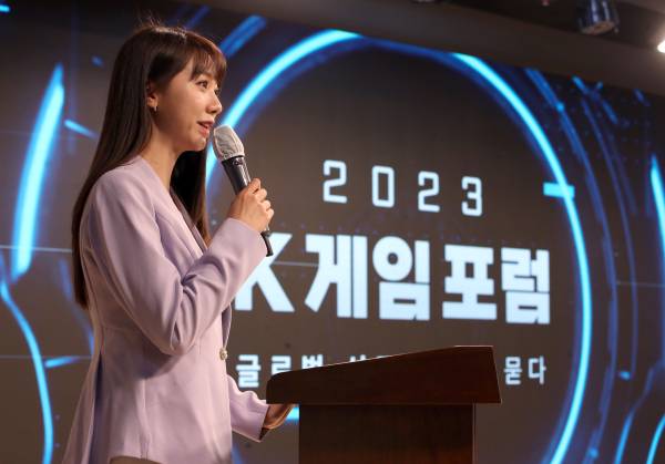 권이슬 아나운서가 '2023 K게임 포럼'에서 발표자를 소개하는 모습. 정시종 기자