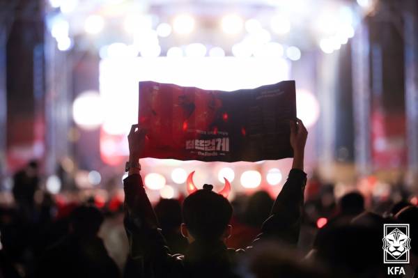 붉은악마의 함성이 오는 9일 5시부터 광화문 광장에서 울려 퍼진다. 사진은 지난해 11월 2022 FIFA 카타르 월드컵 조별 리그 H조 우루과이와의 경기에서 거리응원에 나선 팬들의 모습. 사진=대한축구협회&nbsp;