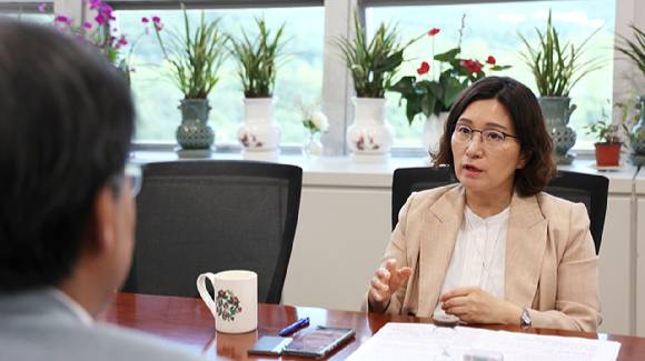 한형주 국립과천과학관장이 아이뉴스24와 만나 포스트 코로나 시대의 과학관 비전에 대해 이야기하고 있다. [사진=국립과천과학관 배은정]