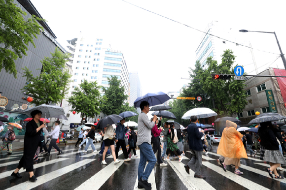 지난달 27일 오후 서울 종로구 인사동에서 우산을 쓴 시민들이 발걸음을 재촉하고 있다. [사진=뉴시스]