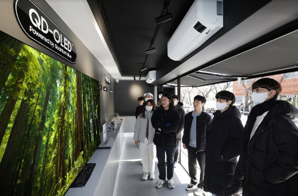 삼성디스플레이가 카이스트에서 진행한 '디스플레이 데이' 행사에서 학생들이 QD-OLED TV를 관람하고 있다. [사진=삼성디스플레이 ]