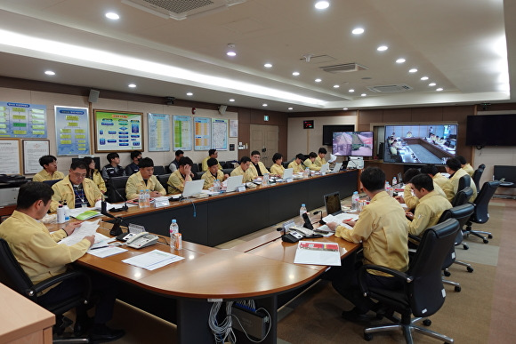 8일 한국원자력환경공단이 호우와 강풍에 의한 사고 상황을 가정해 중저준위 방폐장 현장 재난상황실을 가동하고 있다. [사진=한국원자력환경공단]