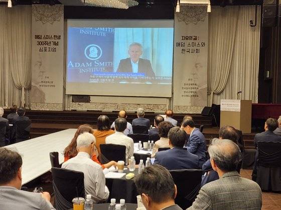7일 서울에서 열린 300주년 심포지엄에서 이먼 버트럴 애덤 스미스 연구소 소장이 화상으로 강연하고 있다. 서경호 기자