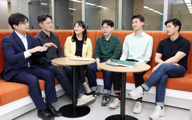 기획재정부를 떠나 떠나 민간으로 진출한 6명의 전직 사무관들이 한국경제신문 본사에서 열린 좌담회에서 공직사회에 대한 의견을 나누고 있다. 사진 왼쪽부터 신병진 SL파트너스 대표변호사, 이현우 피플펀드 정책전략총괄팀장, 이정선 아시아개발은행(ADB) 수석전문관, 정호용 국민대 경제학부 부교수, 백산 쿠팡 프로덕트매니저(PM), 김가람 SK수펙스추구협의회 프로젝트리더(PL). 강은구 기자