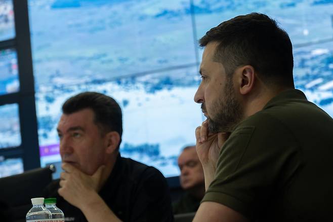 볼로디미르 젤렌스키(오른쪽) 우크라이나 대통령이 지난 6일(현지시간) 수도 키이우에서 헤르손주 카호우카댐 붕괴와 관련해 긴급회의를 열고 있다. UPI연합뉴스