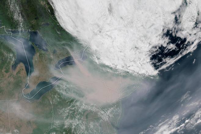 우주에서도 보이는 연기 미국 동부 뉴욕주와 펜실베이니아주 상공이 7일(현지시간) 캐나다에서 발생한 산불로 인한 연기로 뒤덮여 있다. 미 항공우주국(NASA) 지구관측소가 이날 공개한 위성사진이다. AFP연합뉴스