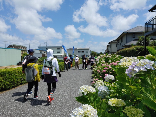 2023 아시아 워킹 페스타의 걷기 행사 첫날인 지난 3일 참가자들이 일본 돗토리현 구라요시 시내 오가모강 인근 구간을 걷고 있다.